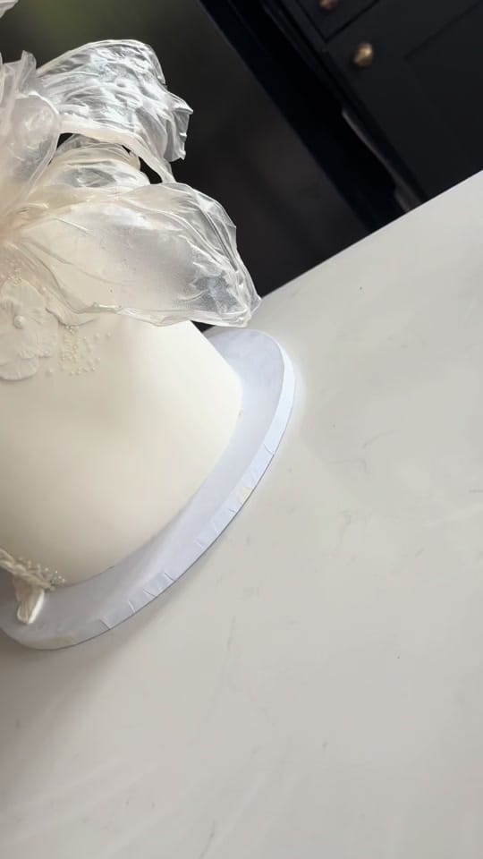 Post 3 by clairelawrencecakedesign on TikTok (video)