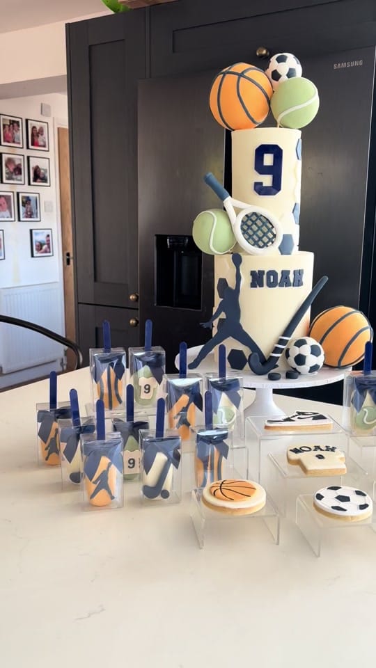 Post 9 by clairelawrencecakedesign on TikTok (video)