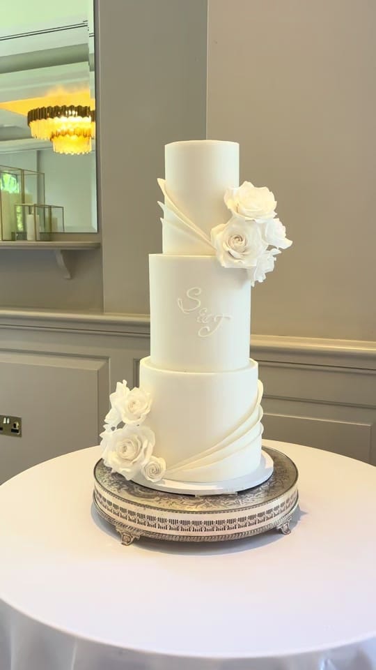 Post 2 by clairelawrencecakedesign on TikTok (video)