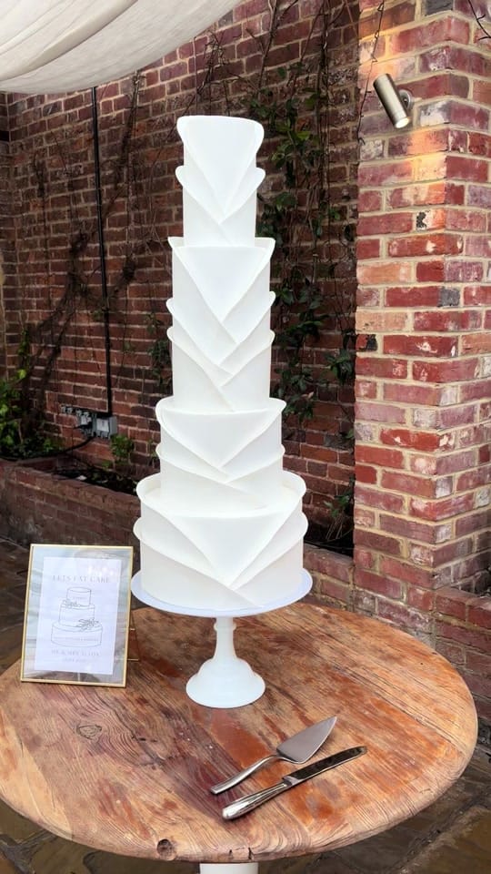Post 6 by clairelawrencecakedesign on TikTok (video)