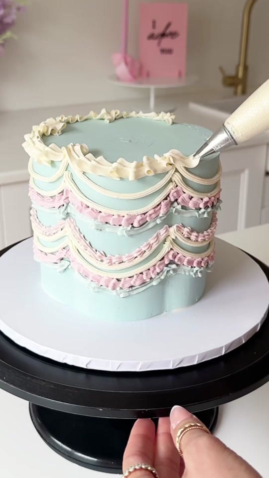 Post 7 by ChellBells Cakes on TikTok (video)