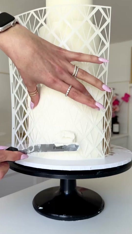 Post 1 by ChellBells Cakes on TikTok (video)