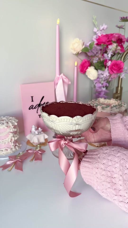Post 2 by ChellBells Cakes on TikTok (video)
