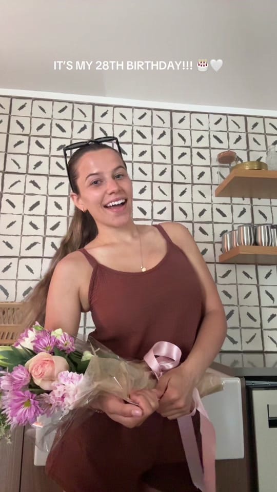 Post 1 by Ariana Ricci on TikTok (video)
