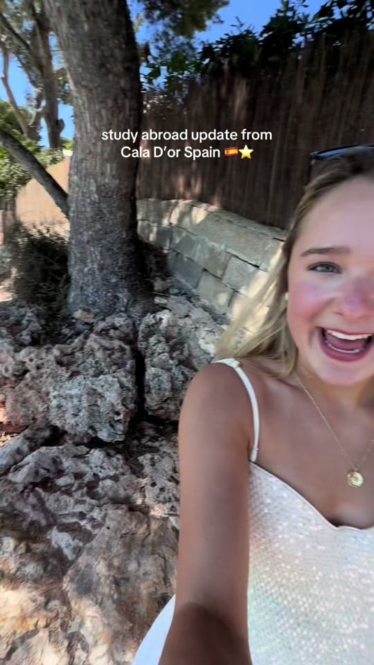 Post 3 by Julia on TikTok (video)