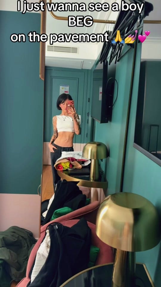 Post 8 by CLARA 💋 on TikTok (video)
