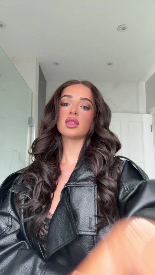 Post 1 by Estella on TikTok (video)