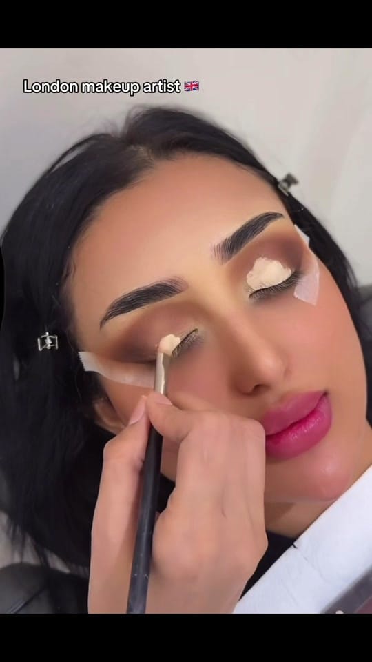 Post 2 by London makeup artist 🇬🇧 on TikTok (video)