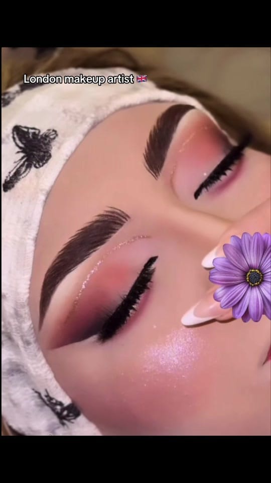 Post 3 by London makeup artist 🇬🇧 on TikTok (video)
