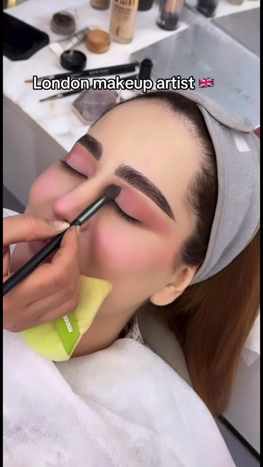 Post 7 by London makeup artist 🇬🇧 on TikTok (video)