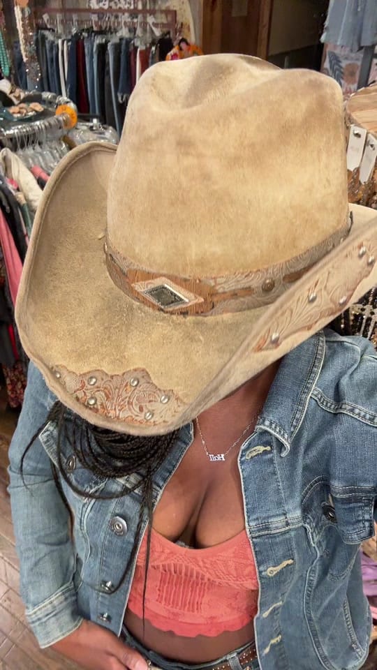 Post 4 by Ariona Hall on TikTok (video)