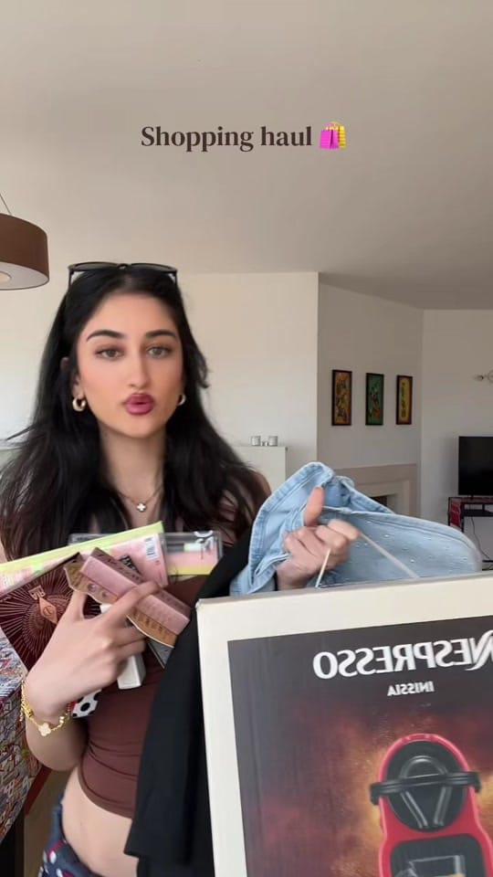 Post 10 by Selena on TikTok (video)