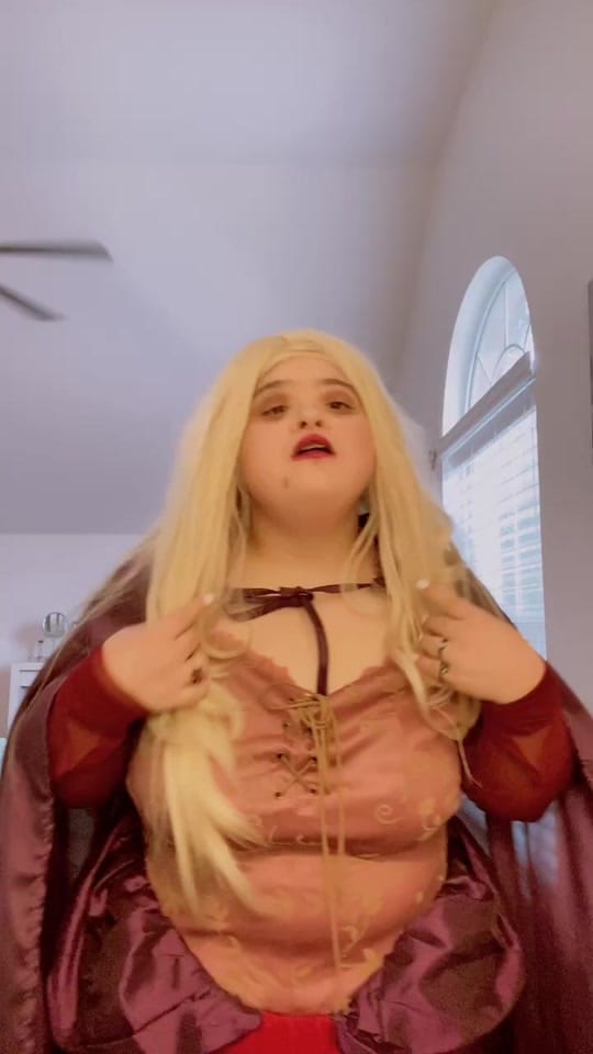 Post 3 by FigFam Fans on TikTok (video)