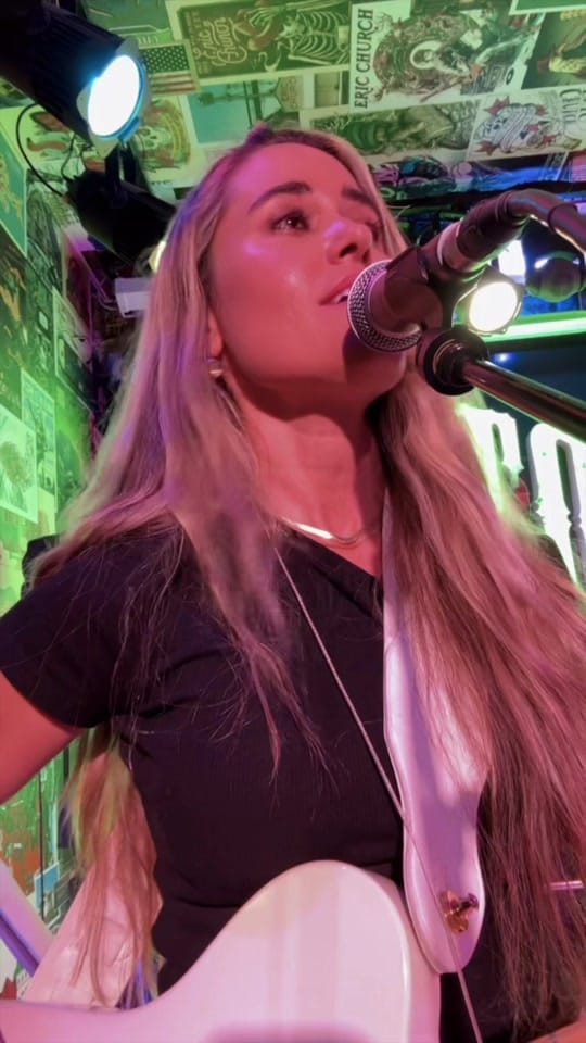 Post 8 by Andrea Benz on TikTok (video)