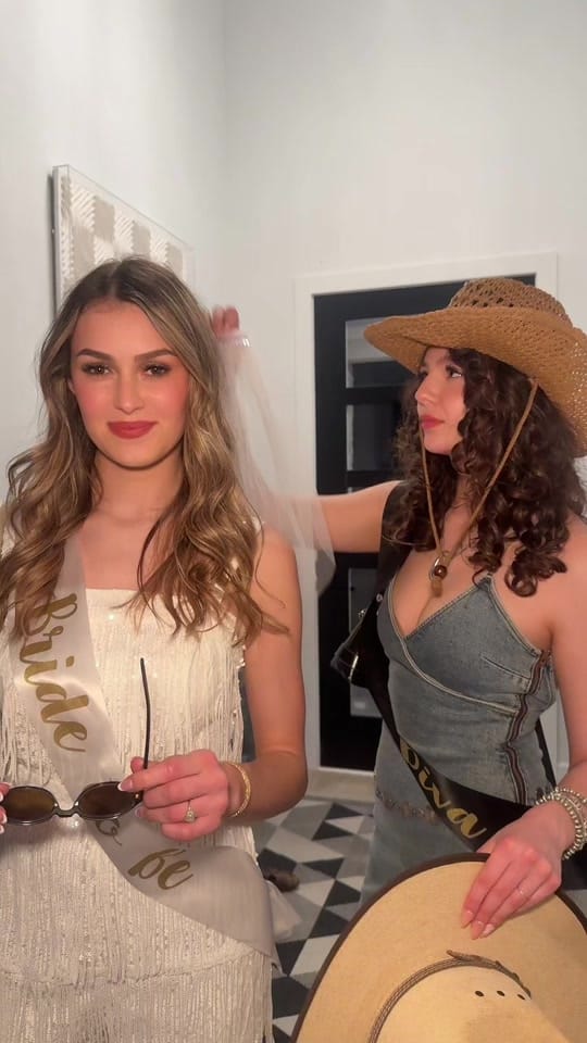 Post 6 by Anna Arson on TikTok (video)