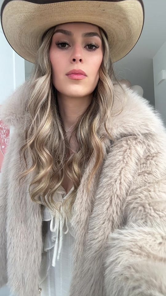 Post 9 by Anna Arson on TikTok (video)