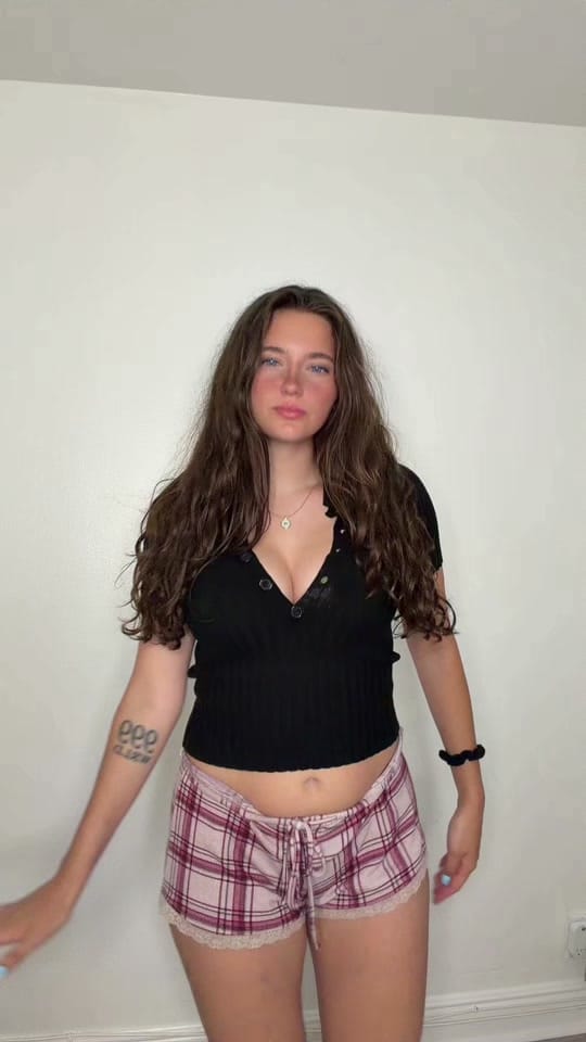 Post 10 by Mandi 🙂‍↔️ on TikTok (video)