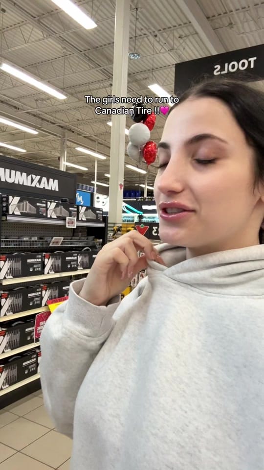Post 5 by Amilia on TikTok (video)