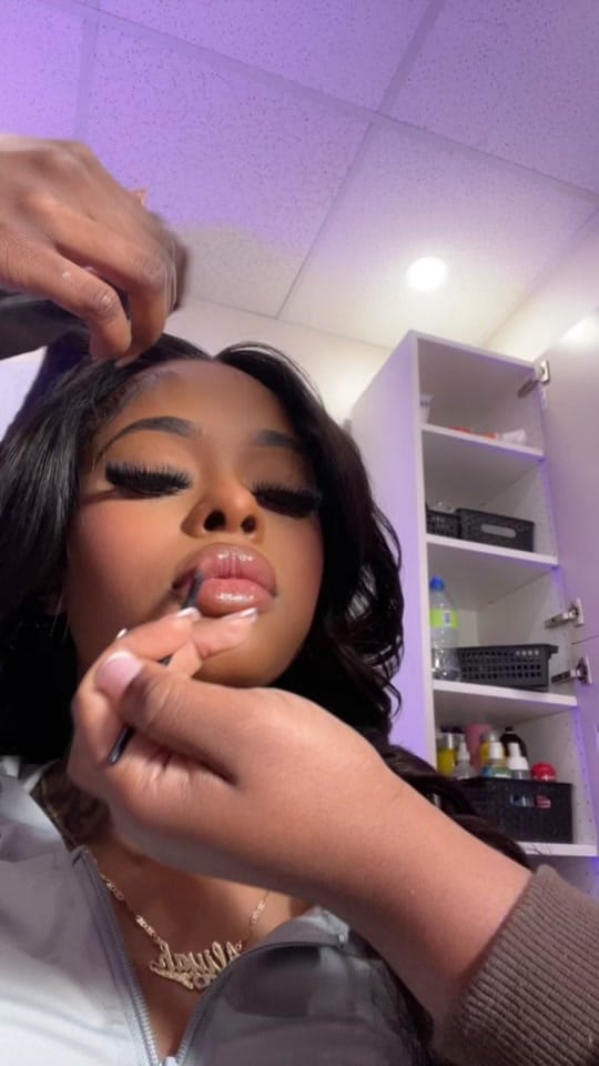 Post 8 by Montreal Nail Tech on TikTok (video)
