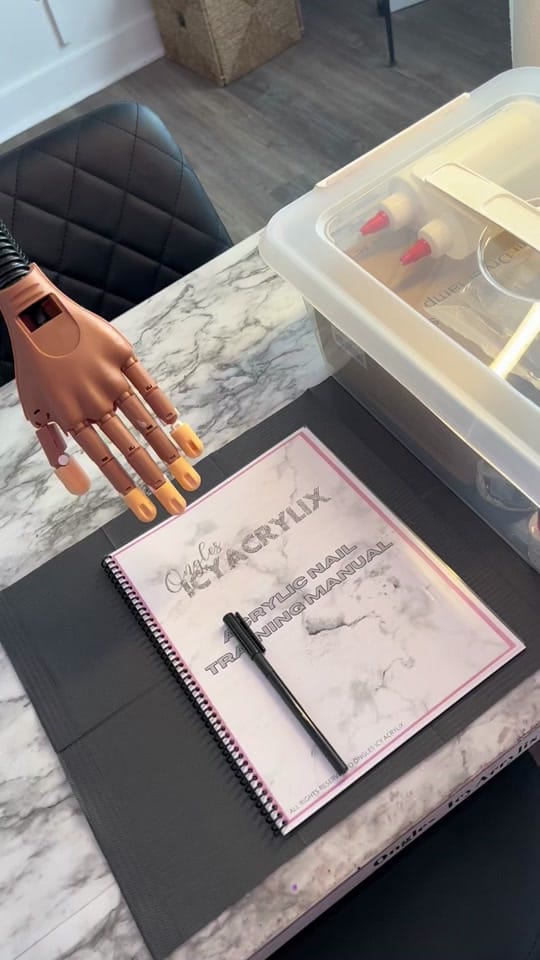 Post 9 by Montreal Nail Tech on TikTok (video)
