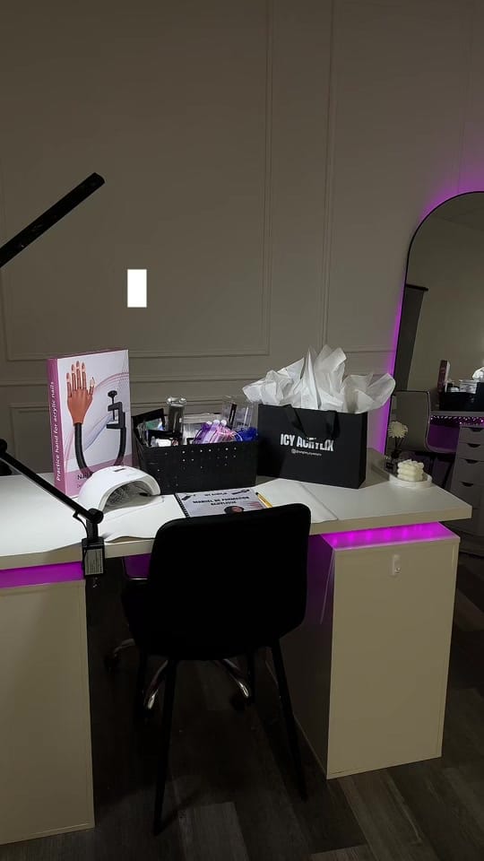 Post 3 by Montreal Nail Tech on TikTok (video)