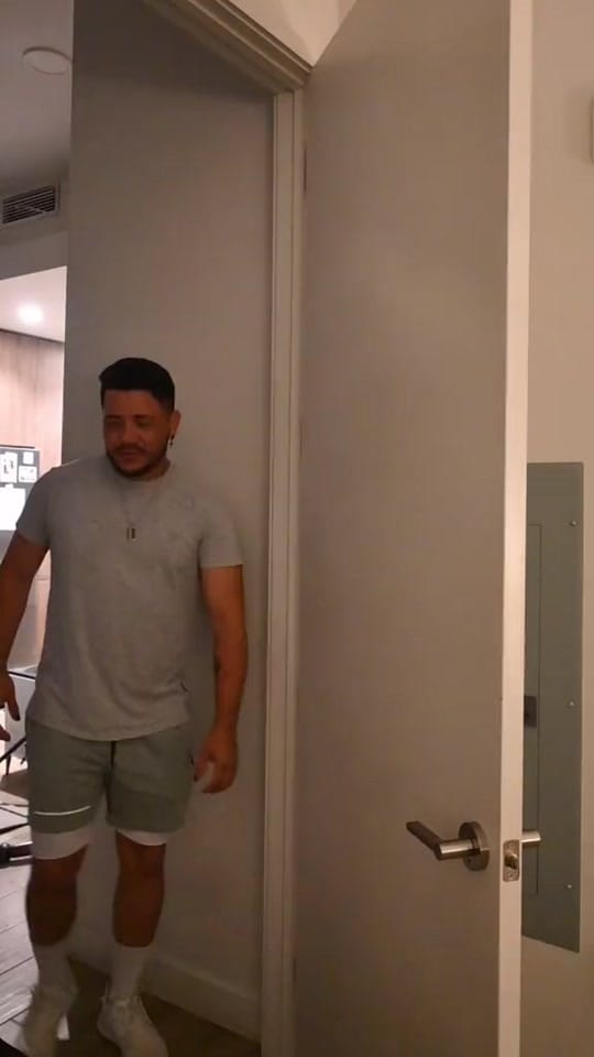 Post 2 by J U A N K A V I on TikTok (video)