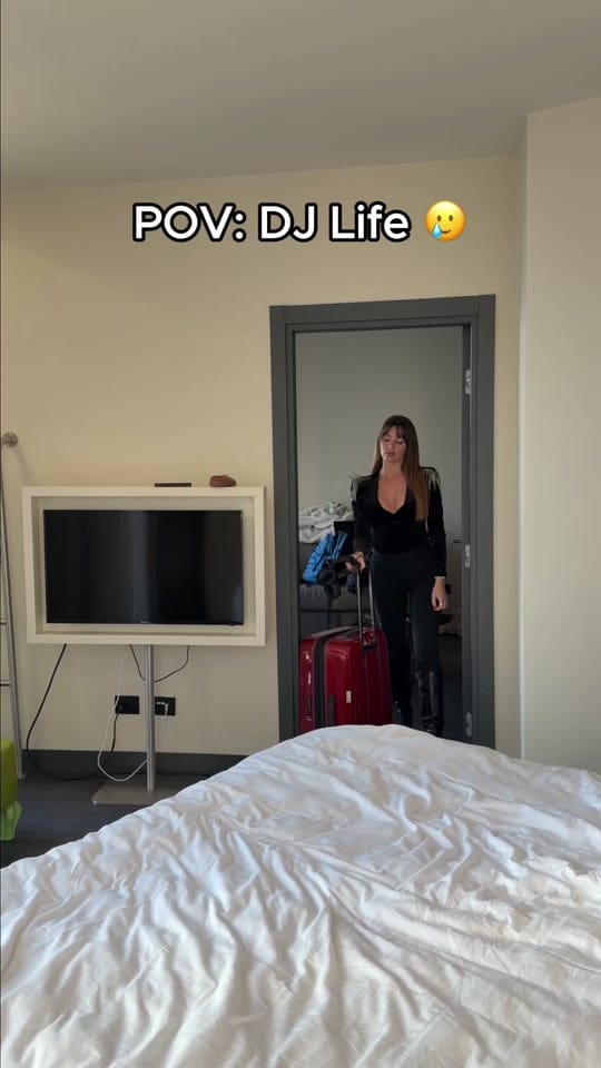 Post 10 by Georgia Mos on TikTok (video)
