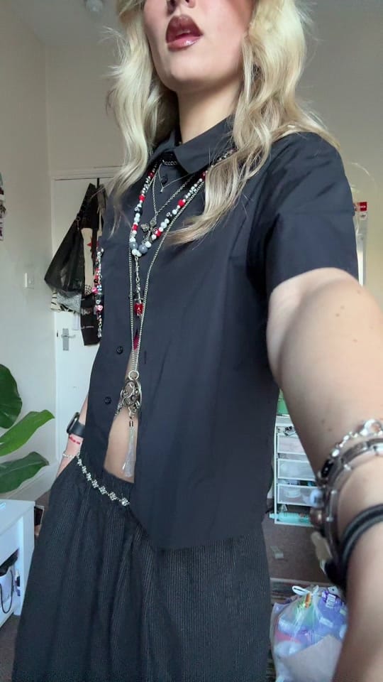 Post 6 by Hev on TikTok (video)