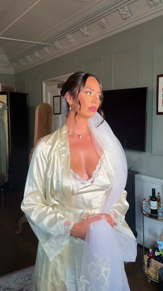 Post 4 by Robyn Martin MUA on TikTok (video)