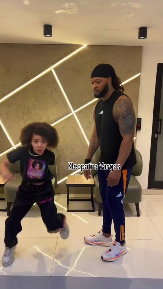 Post 8 by Kleopatra & Dr. Krystal on TikTok (video)