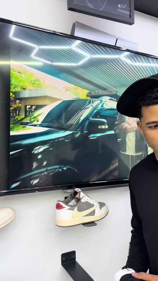 Post 2 by flyhighldn on TikTok (video)