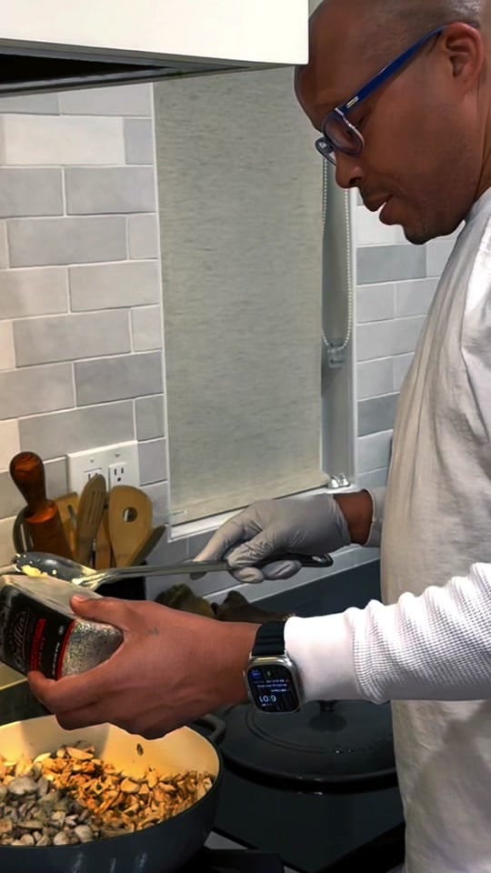 Post 3 by Warren G on TikTok (video)