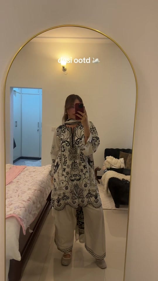 Post 3 by Elisa Khan on TikTok (video)