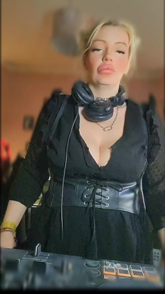 Post 1 by TechnøSlut🖤❤️ on TikTok (video)