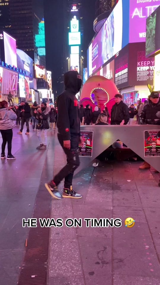 Post 4 by “Creator Of The Statue Drop”🗽 on TikTok (video)