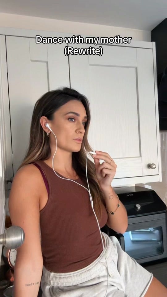 Post 7 by Georgia Box on TikTok (video)