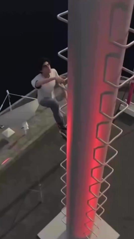 Post 6 by Dope Burger on TikTok (video)