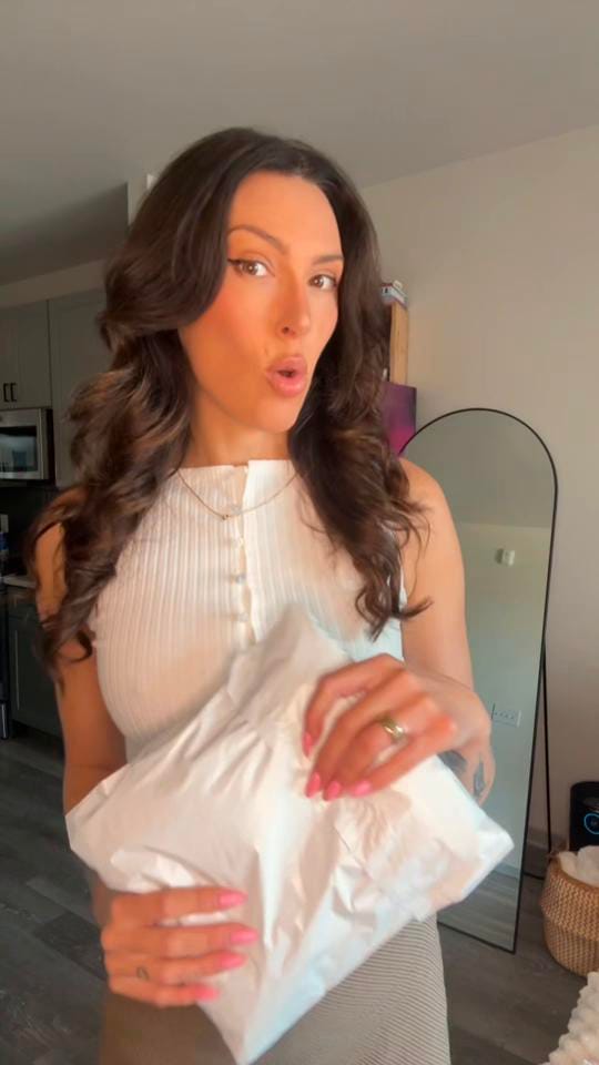 Post 2 by Jenny Sais Quoi on TikTok (video)