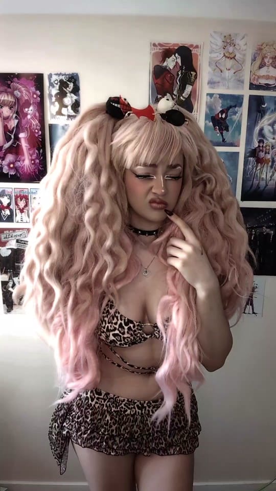 Post 4 by #cringe on TikTok (video)