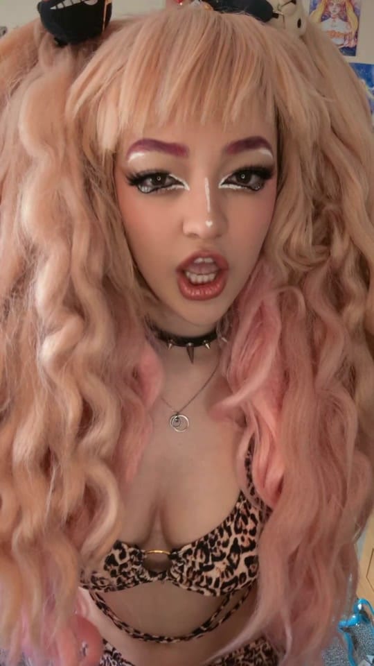 Post 3 by #cringe on TikTok (video)
