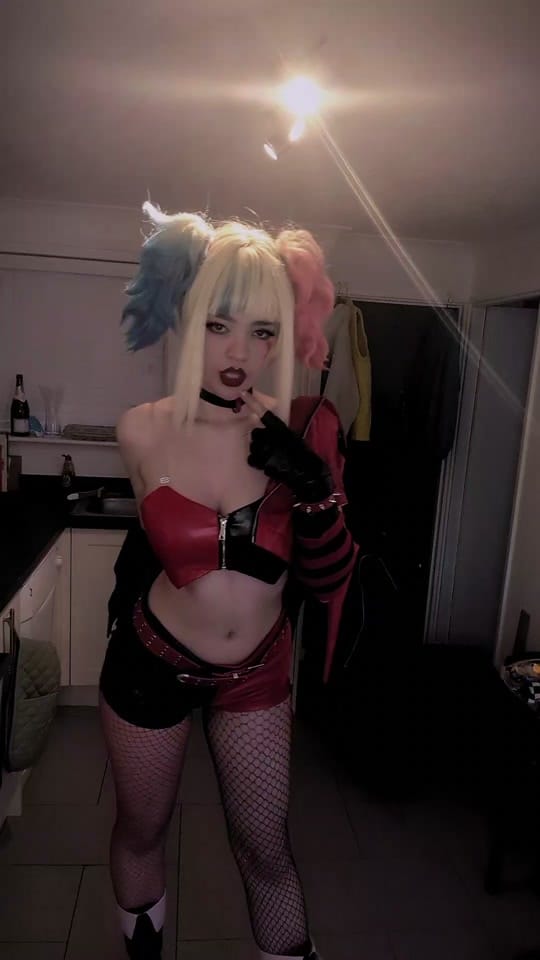 Post 2 by #cringe on TikTok (video)