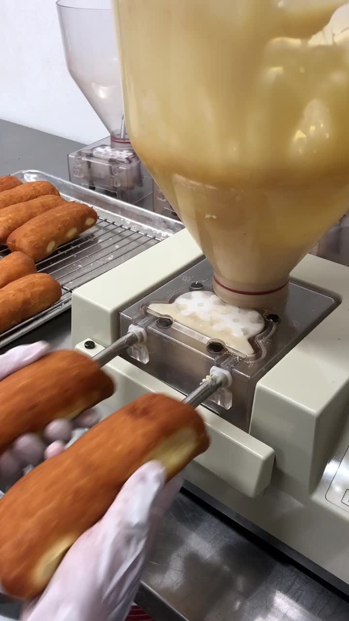 Post 10 by Randy’s Donuts on TikTok (video)