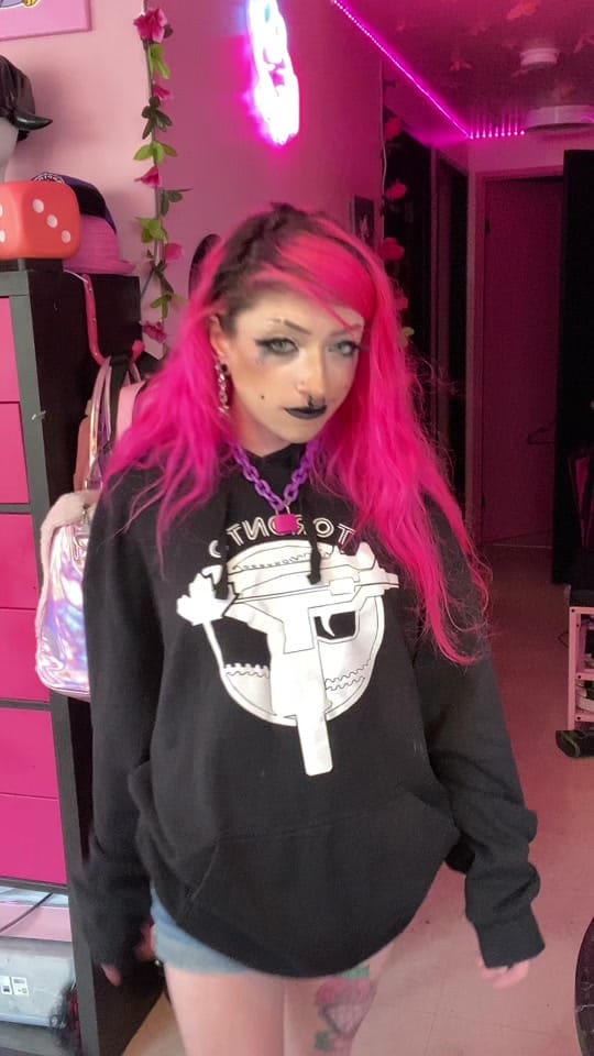 Post 4 by saramonsterkitty on TikTok (video)