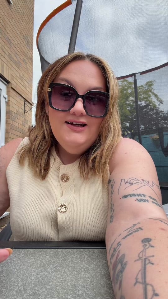 Post 3 by Chloé Kent on TikTok (video)