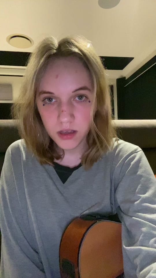 Post 6 by Amélie Farren on TikTok (video)