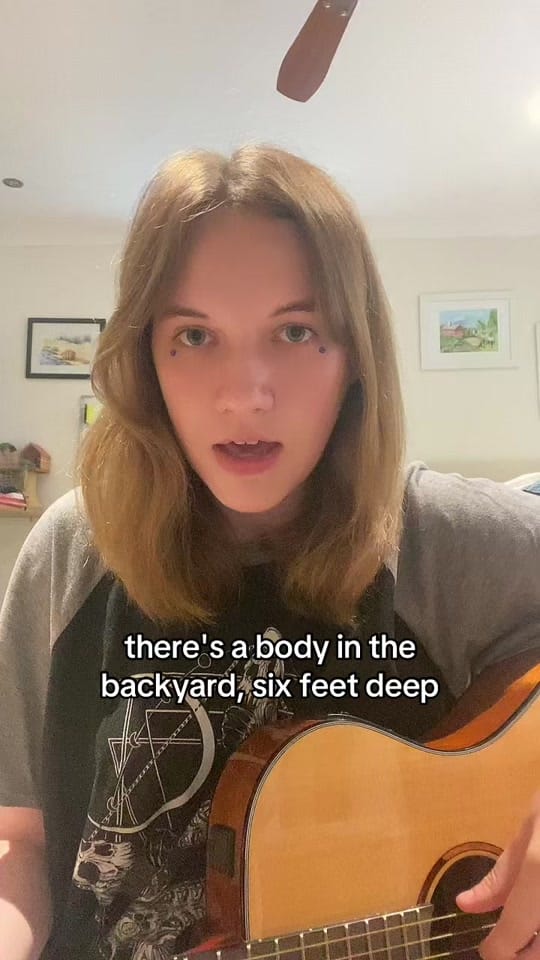 Post 2 by Amélie Farren on TikTok (video)