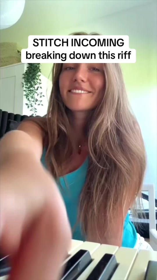 Post 3 by Julia | Singer & Vocal Coach on TikTok (video)