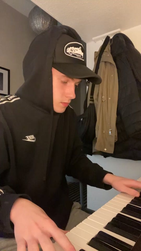 Post 10 by CUU on TikTok (video)
