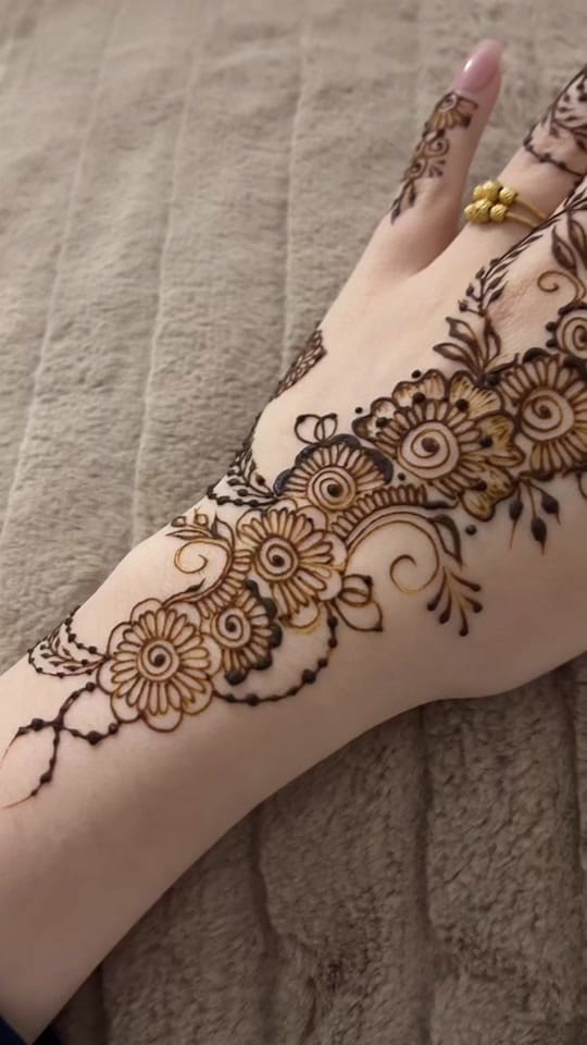 Post 6 by hennabys4ra on TikTok (video)
