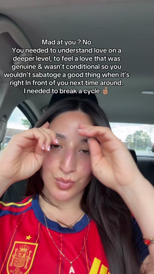 Post 4 by Amanda Videla on TikTok (video)